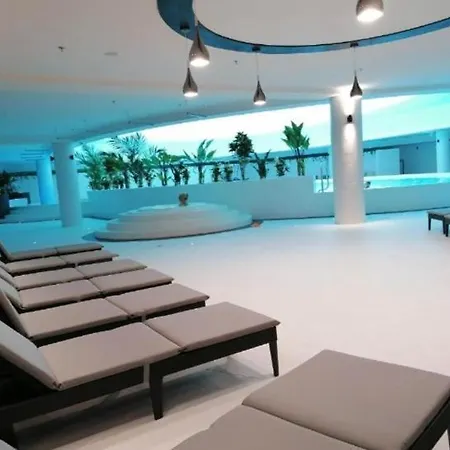 Hanza Tower Deluxe Sauna & Jacuzzi & Pool Apartment